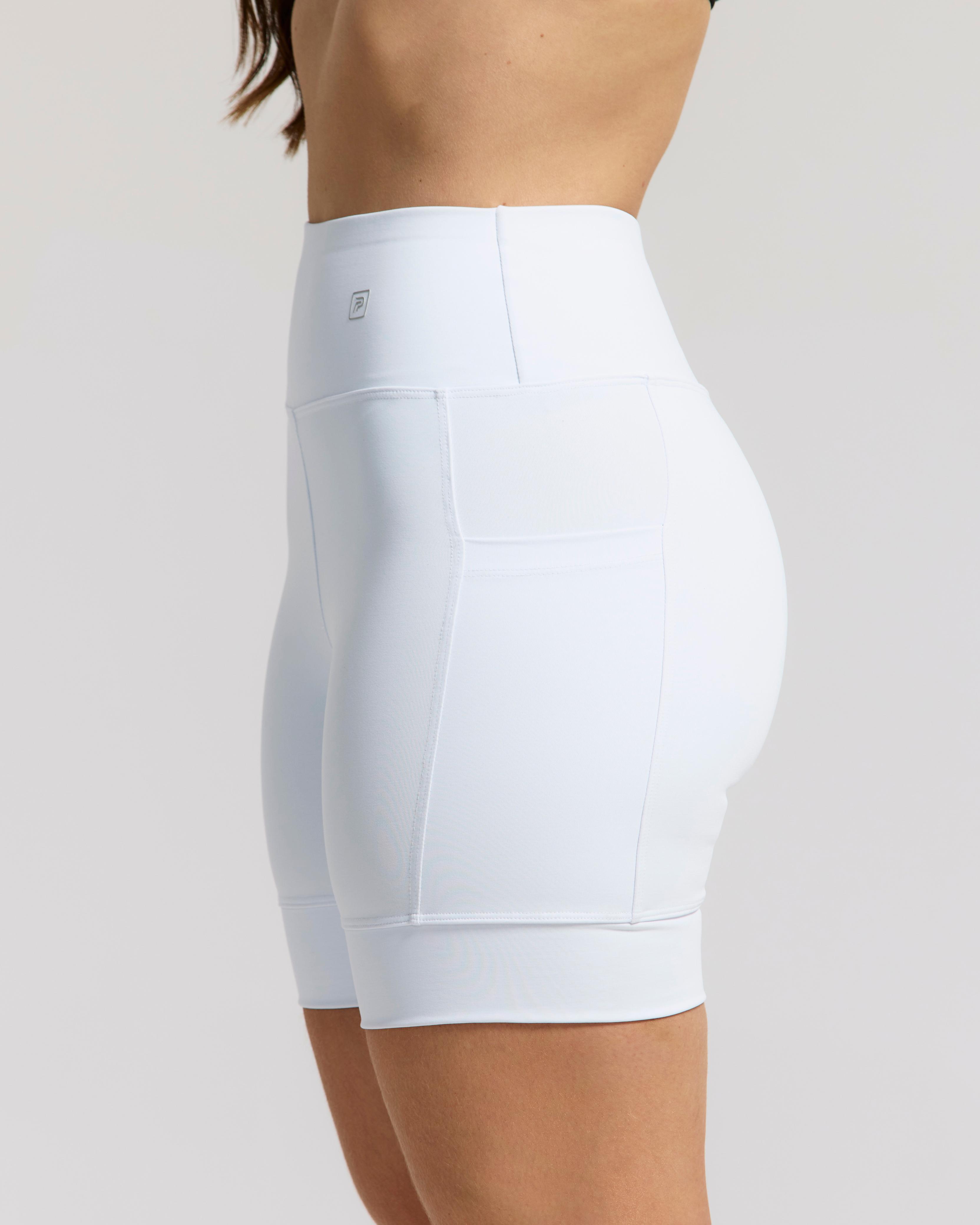 SHORT COM BOLSOS LATERAIS E PUNHO NA BARRA